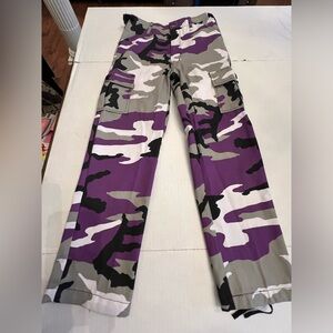 UBRANDED UISEX CAMOUFLAGE PANTS -PURPLE GREY AND BLACK.  SIZE MEDIUM
